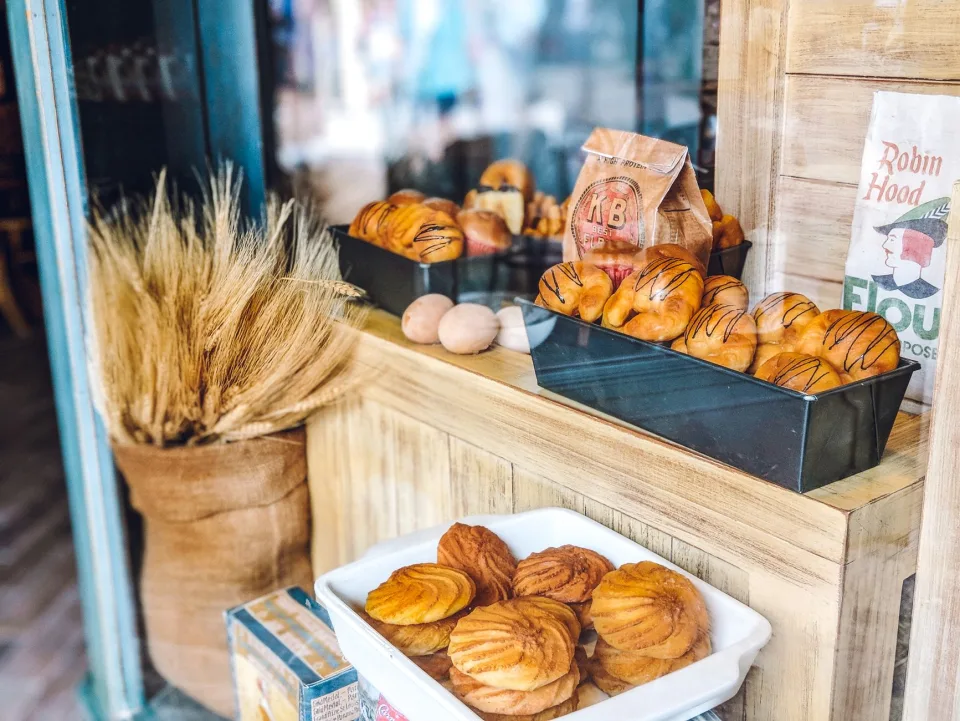 Khay bánh mới ra lò tại Tiệm Bánh Của Bò